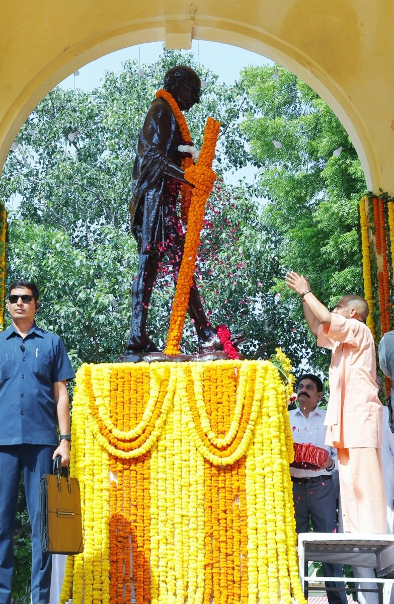 योगी आदित्यनाथ ने महात्मा गांधी और लाल बहादुर शास्त्री को दी श्रद्धांजलि, प्रदेशवासियों को दी अंतरराष्ट्रीय अहिंसा दिवस की शुभकामनाएं